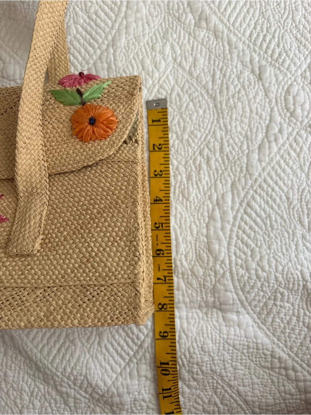 Vintage Bermuda Craft Straw Handbag w/raffia floral decoration. Very nice shape